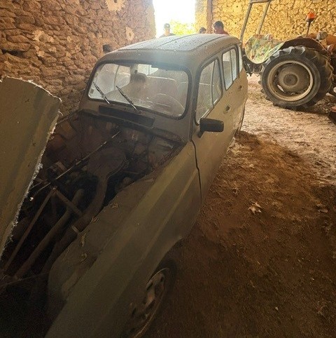 Avant de notre 4L Savane de 1986 dans la grange, capot ouvert sur le moteur