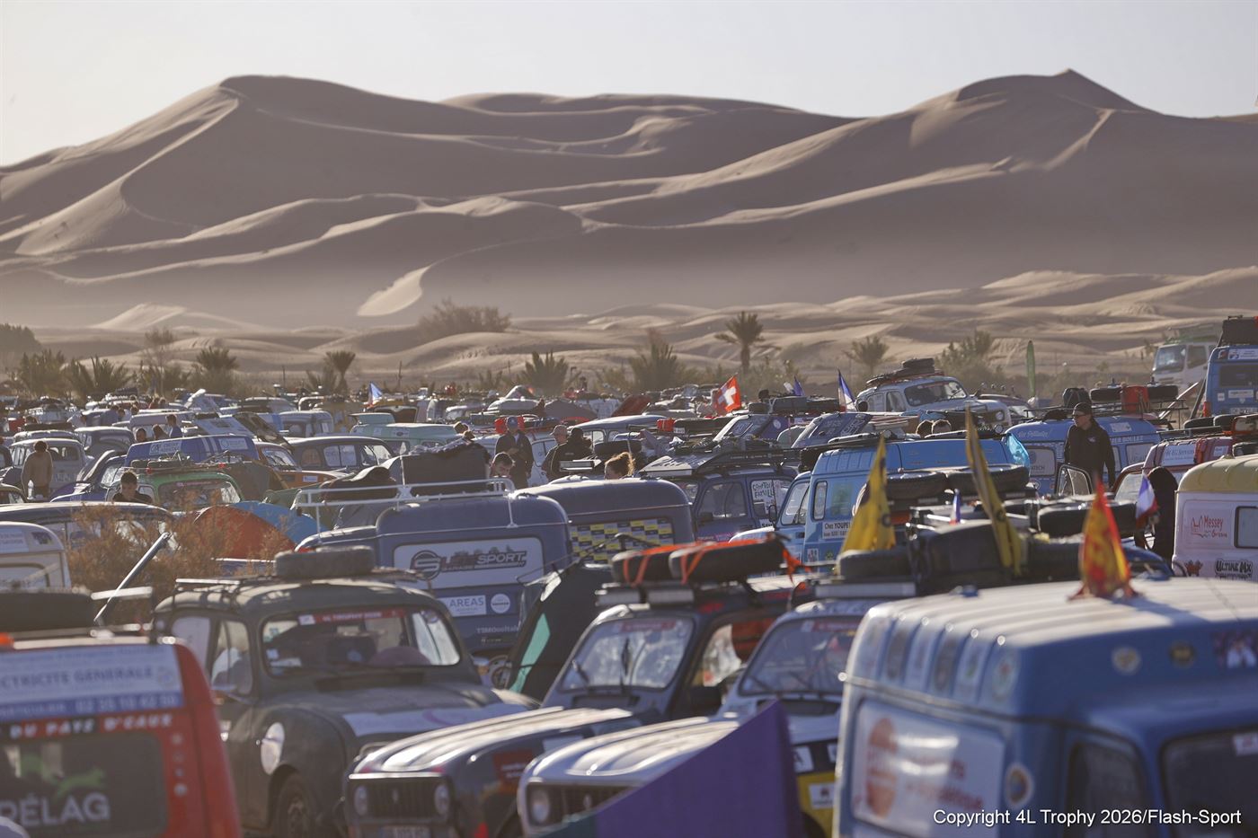 Équipages du 4L Trophy en convoi dans le désert