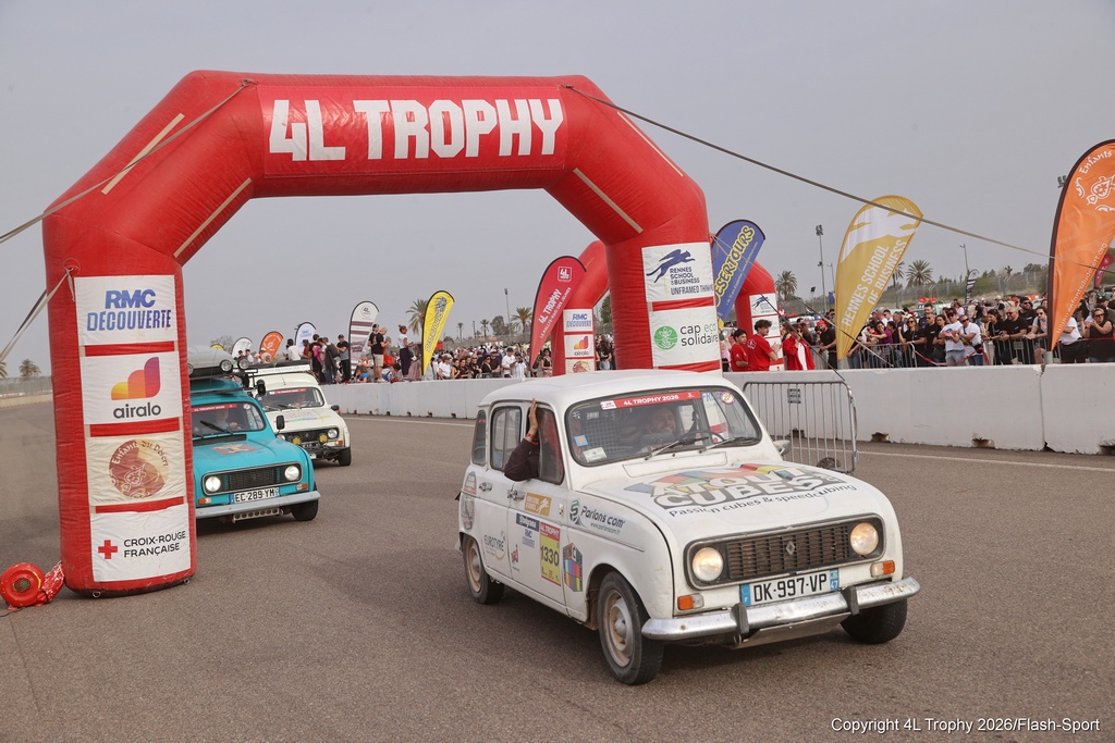 Une 4L du 4L Trophy sur les pistes du désert marocain