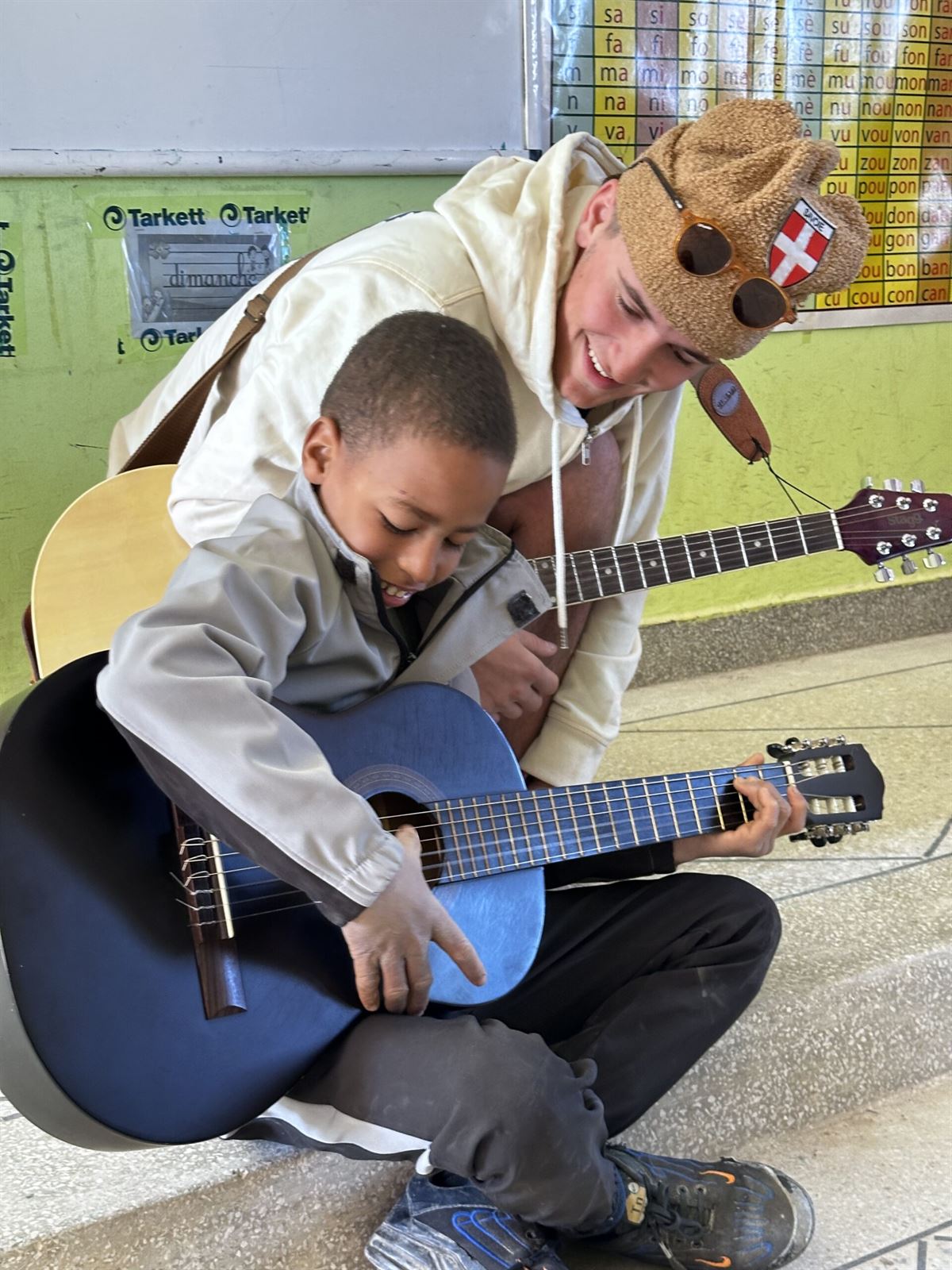 Enfant du désert avec ses fournitures scolaires